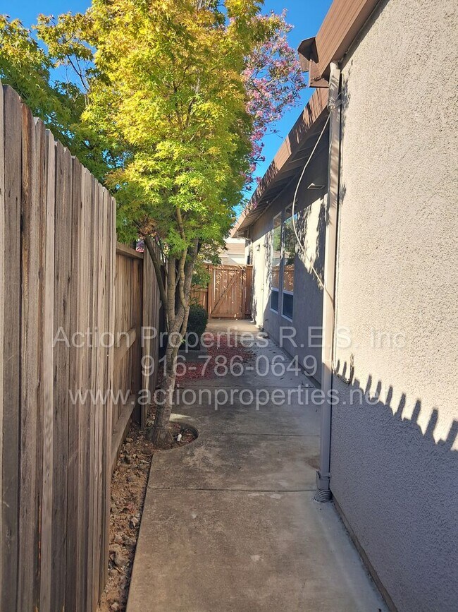 Building Photo - Action Properties R.E.S. Inc. Offering Beautiful Highland Park Single Story 3 Car, 4 Bedroom, Gar...