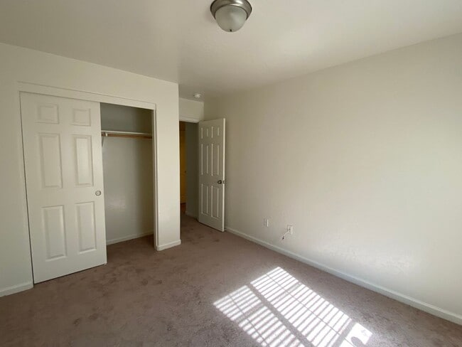 Building Photo - Charming home for rent in Visalia