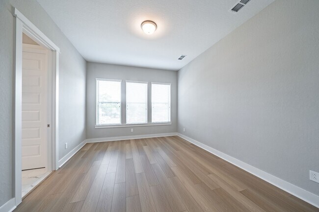 Building Photo - 10916 Brambling Wood Dr