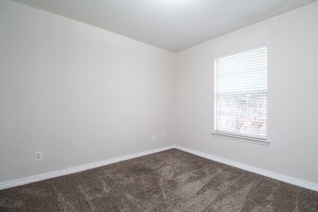 Building Photo - Updated 3BR/1BA Patio Home in Northeast Pe...