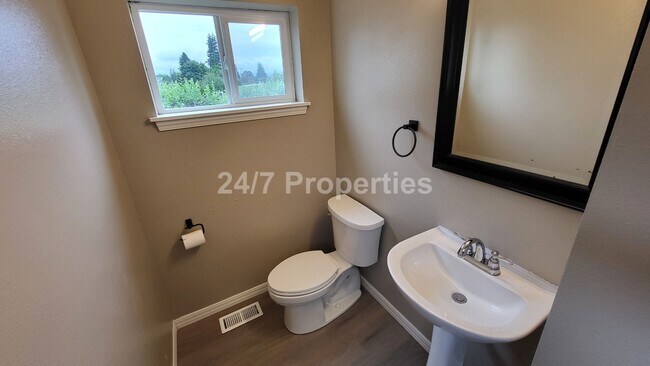 Building Photo - Spacious and Modern 3-Story Townhome - Mol...