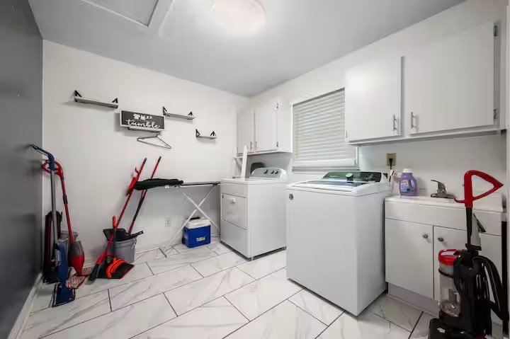 Building Photo - Room in House on Greg Dr SW