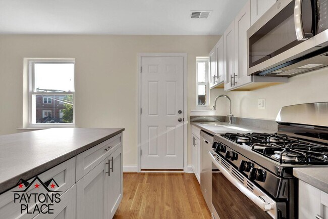 Building Photo - 332 19th St NE