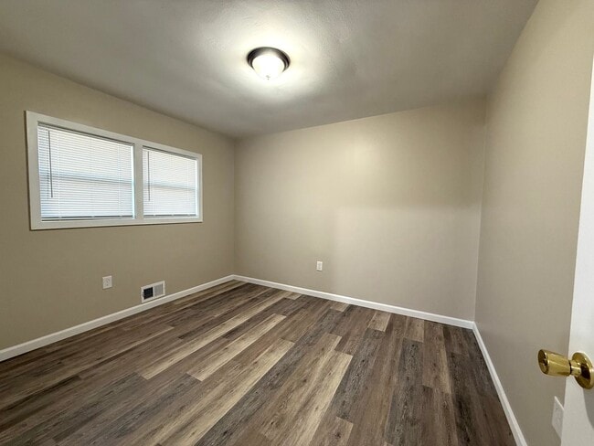 Building Photo - RENOVATED DUPLEX!