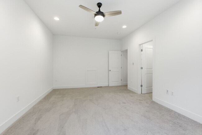 Building Photo - Beautiful 4 BR/4.5 BA EOG Townhome in Laurel!