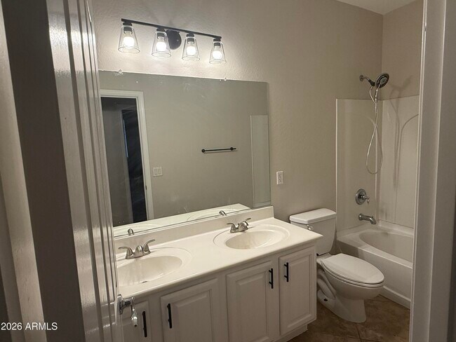 Building Photo - 4155 E Clubview Dr