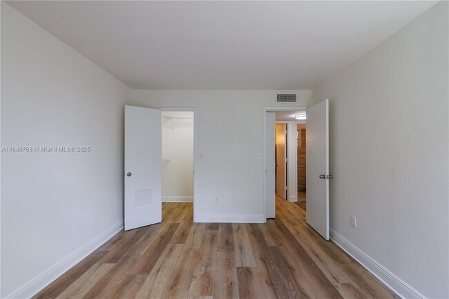 Building Photo - 8870 Fontainebleau Blvd