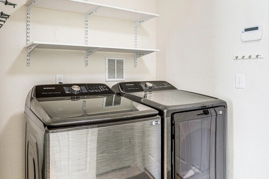 Building Photo - 5546 Lisbon St