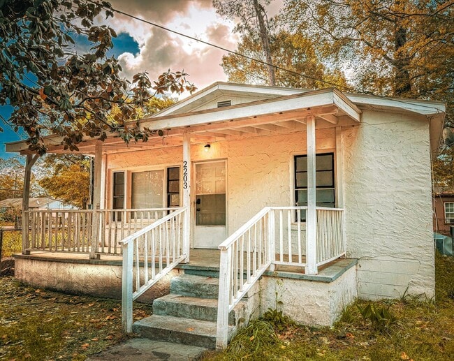 Building Photo - 3 Bed 1 Bath Single-Family Home - Big Yard!