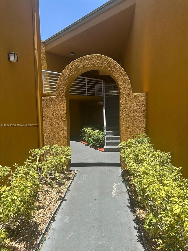 Building Photo - 9741 Fontainebleau Blvd