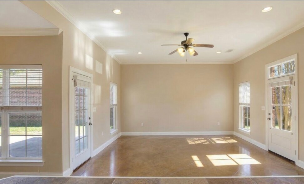 Building Photo - 3858 Southpass Ave