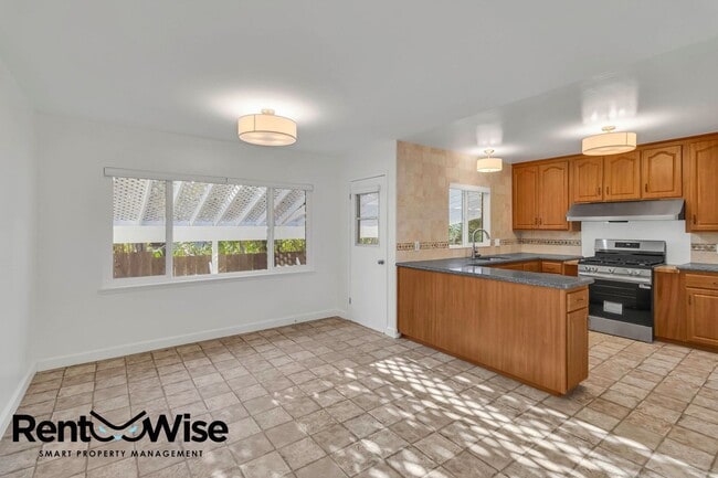 Building Photo - 838 Crompton Rd