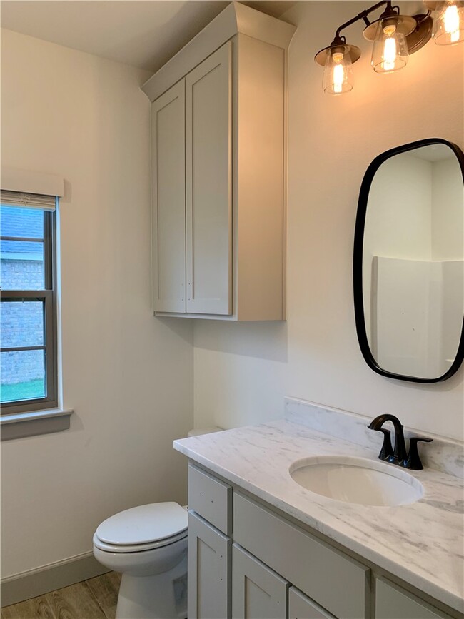 Building Photo - 1100 Tracey Ln