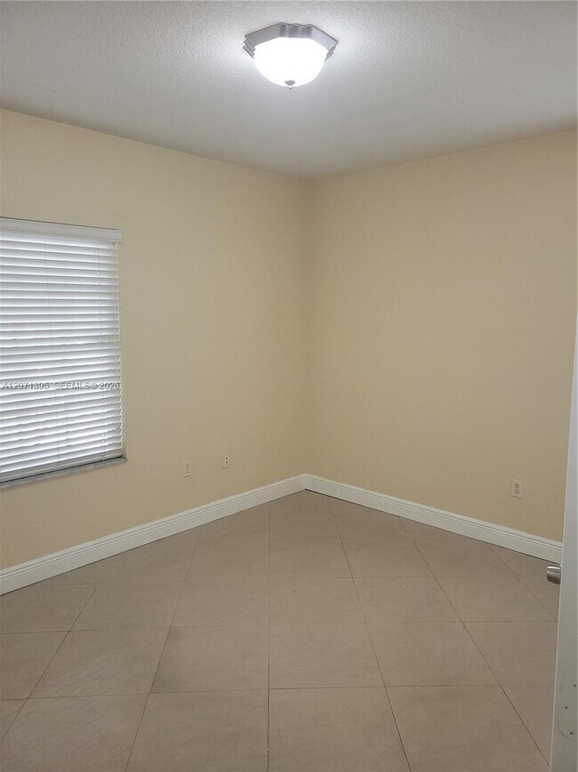 Building Photo - 2564 Centergate Dr