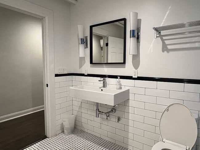 Building Photo - "Charming 2-Bedroom Apartment on Jefferson Ave – Your Ideal Brooklyn Retreat!"