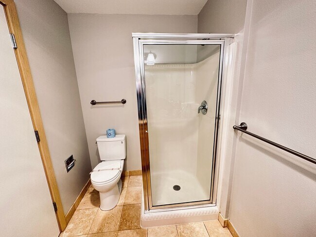 Building Photo - Shoreline - 2 Bedroom plus 1 den/ 2 Bath T...