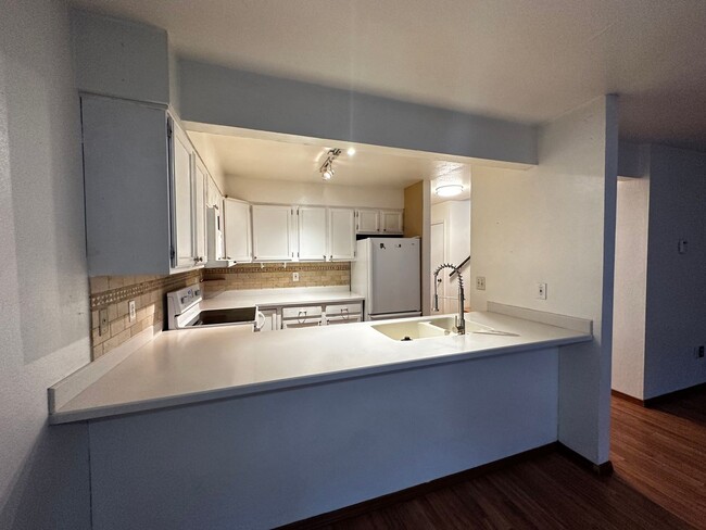 Building Photo - Pet-Friendly 2 Bed, 1.5 Bath Condo with At...