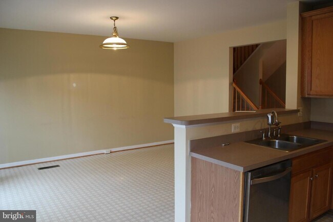 Building Photo - 24651 Kings Canyon Square