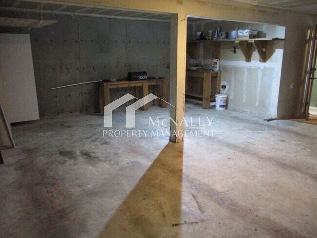 Building Photo - Split Level 3 Bedroom 2.25 Bath on Peacock...