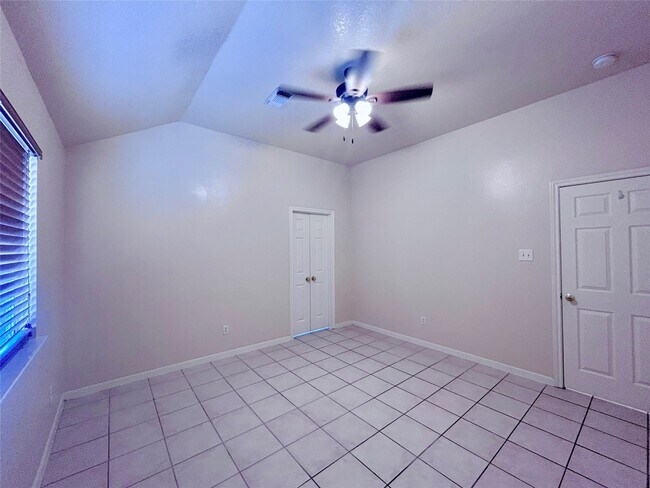 Building Photo - 18523 Spinney Ln