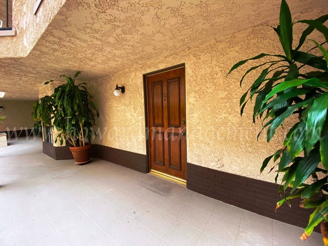 Building Photo - Professionally designed condo! Large kitch...