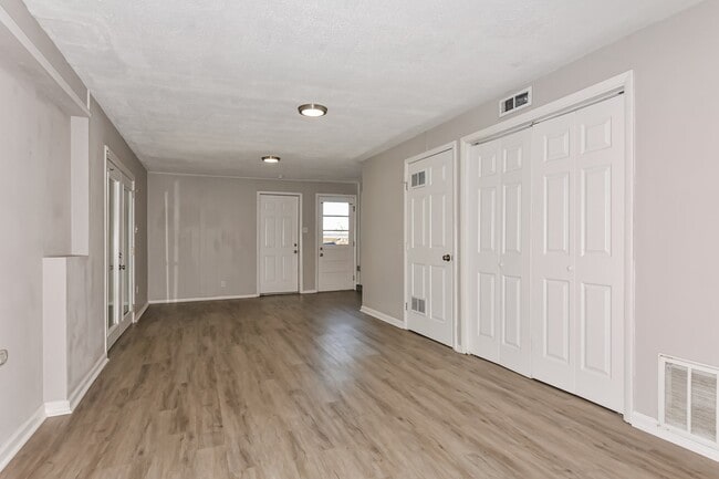 Building Photo - 4 Redwood Dr