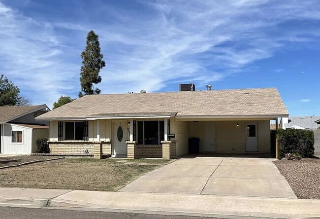 Building Photo - 2534 E Riviera Dr