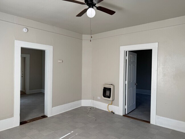 Building Photo - Single Story 2-Bedroom Home Ready for Move In!