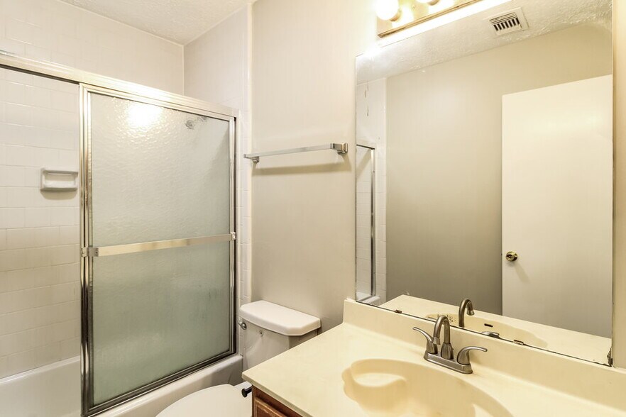 Building Photo - 901 Briarcreek Dr