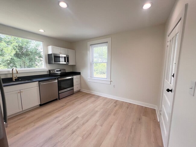 Building Photo - 810 Stonehenge Ave