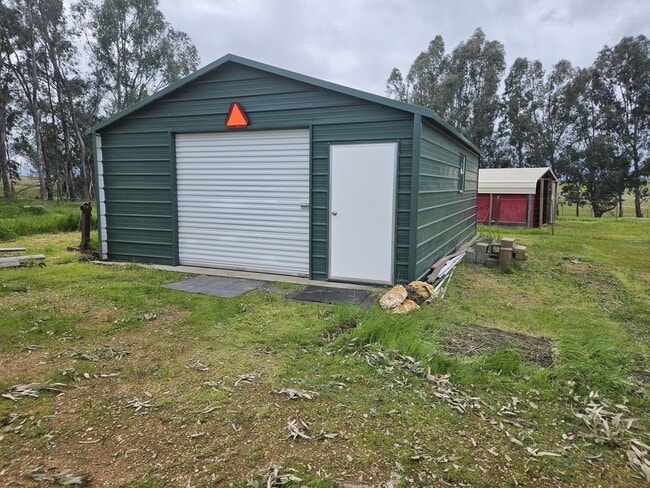 Building Photo - Spacious Home on 5 Acres For Rent!