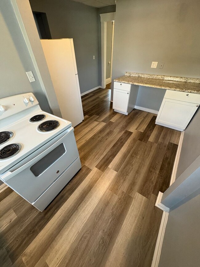 Building Photo - Move-In Ready 5-Bedroom Home in Prime Barberton Location