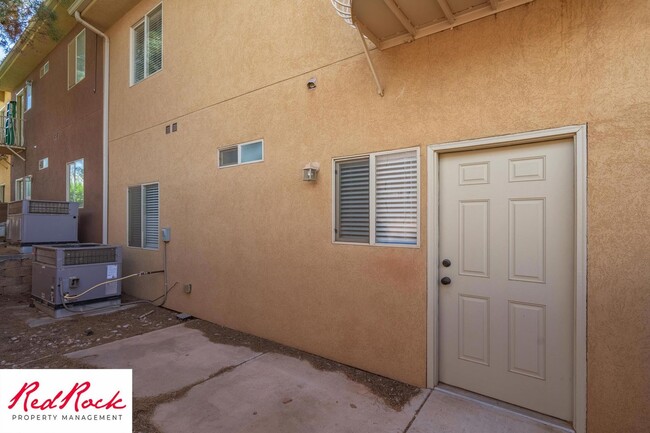 Building Photo - Lovely 2 Bedroom Condo. Pet Friendly!