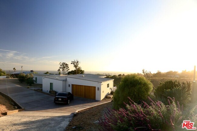 Building Photo - 5911 Busch Dr