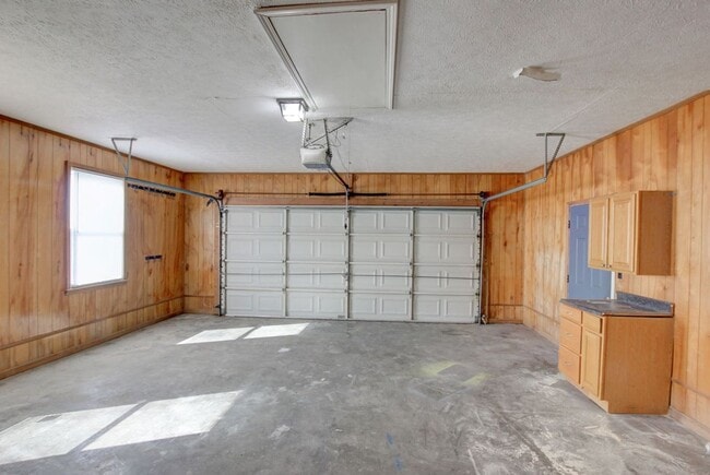 Building Photo - Three Bedroom in Hopkinsville, KY