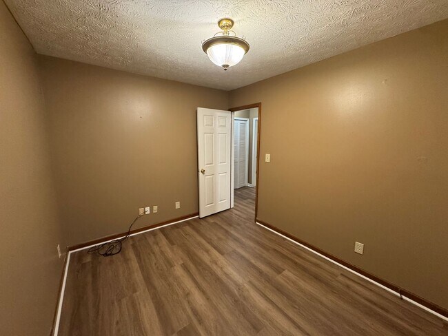 Building Photo - Attached Single Level 3 bedroom 2 bath