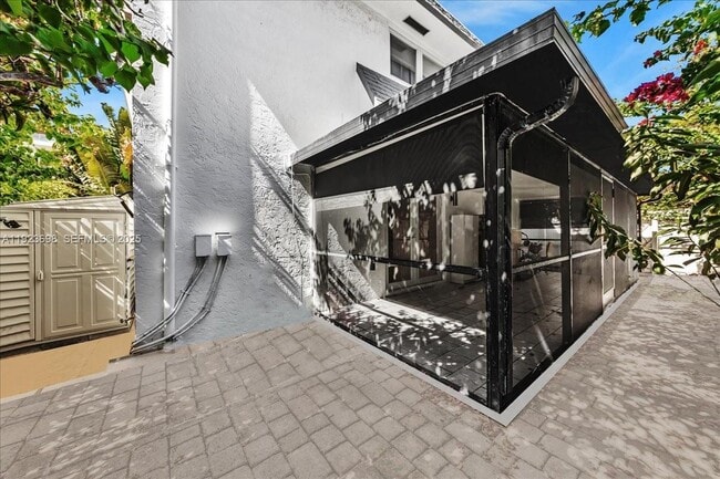 Building Photo - 348 Palm St