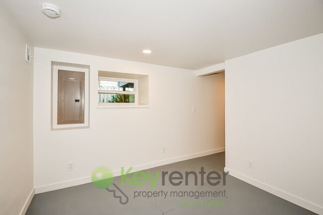 Building Photo - Executive Style 5 Bedroom with Garage and Outdoor Space