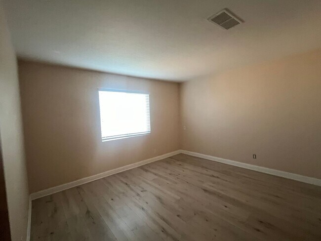 Building Photo - 105 Lombardy Ln
