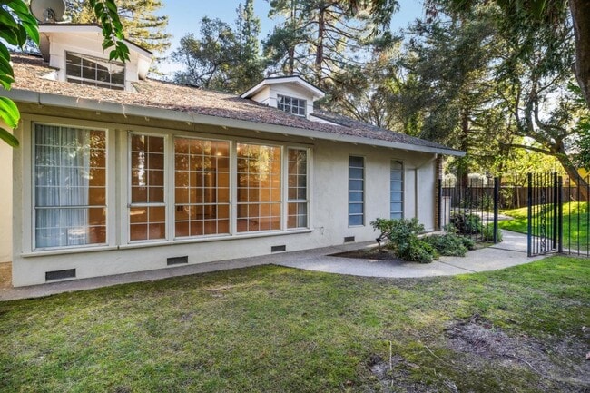 Building Photo - 216 Valparaiso Ave