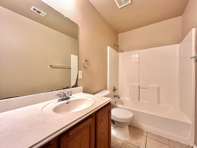 Building Photo - Your Next Home Awaits – Roomy, Bright & Co...