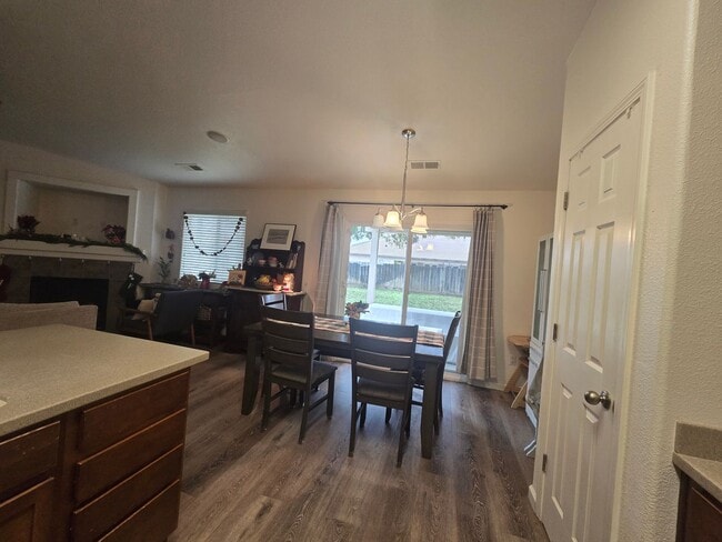 Building Photo - 3BR 2 BA available Feb 1st