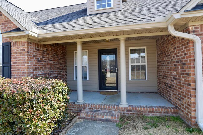 Building Photo - 3065 Temple Rd