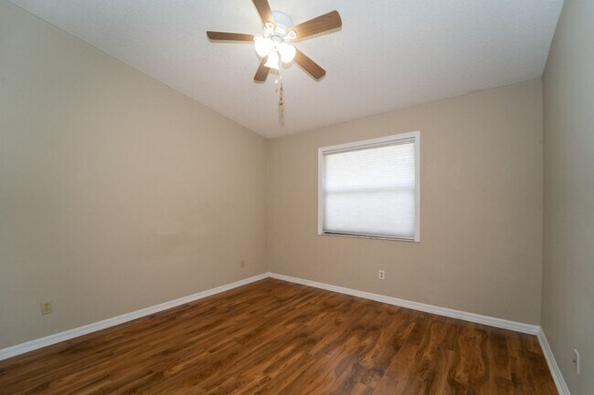 Building Photo - 2/2 Second Floor Apartment