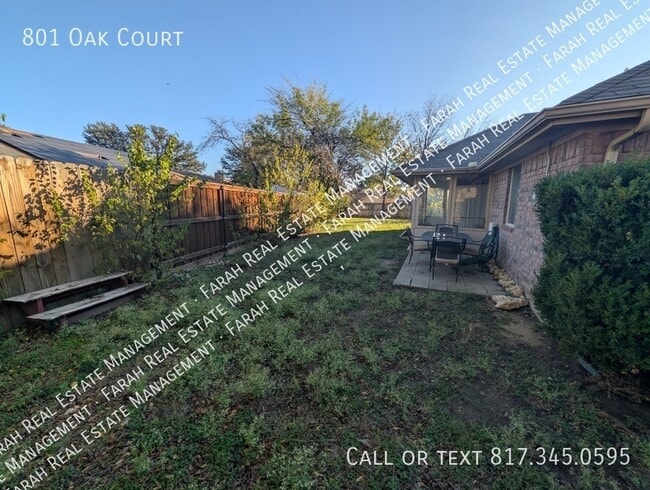 Building Photo - 801 Oak Ct