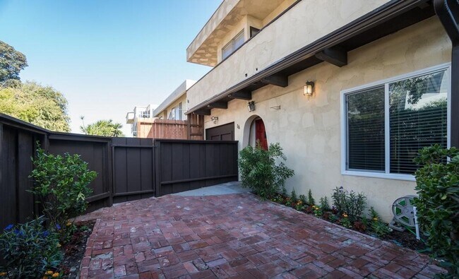 Building Photo - 16-18 REEF ST.