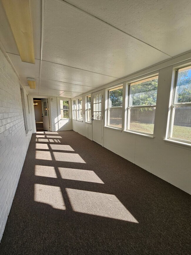 Building Photo - (3) Bed/(2) Bath Avail NOW! Oakhurst Addition!