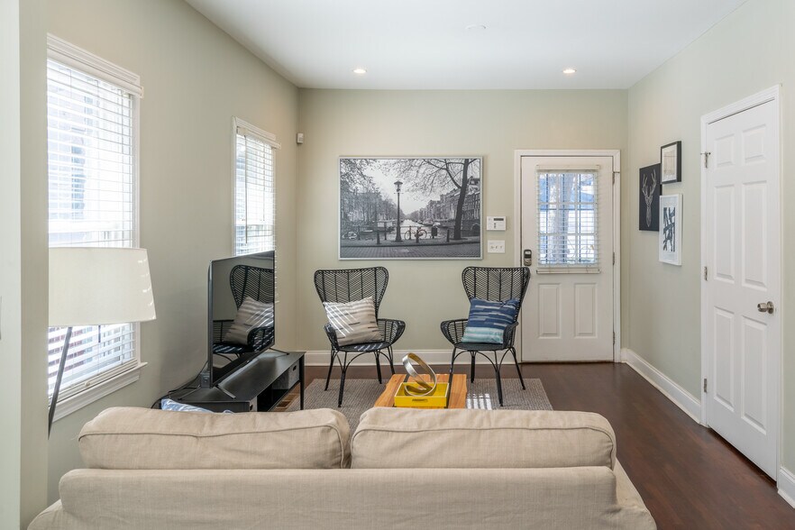 Building Photo - 604 Glen Iris Dr NE