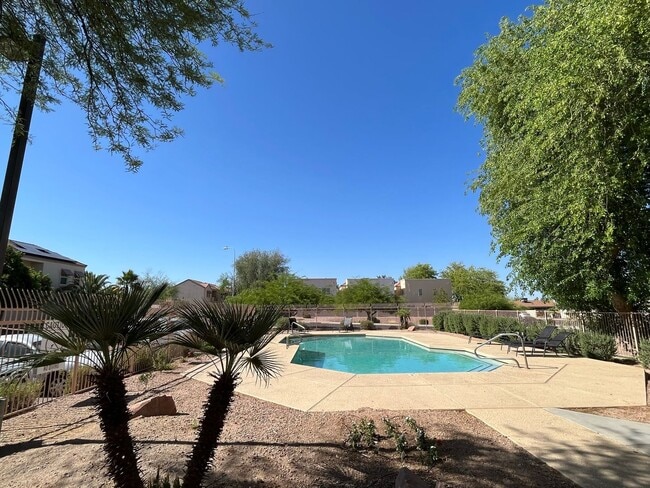 Building Photo - 2 Bedroom Townhome in the Stone Gate Commu...