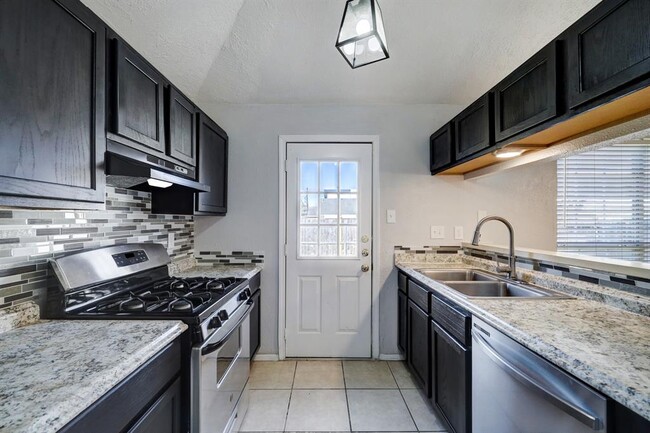 Building Photo - 15102 Jordan Oaks St